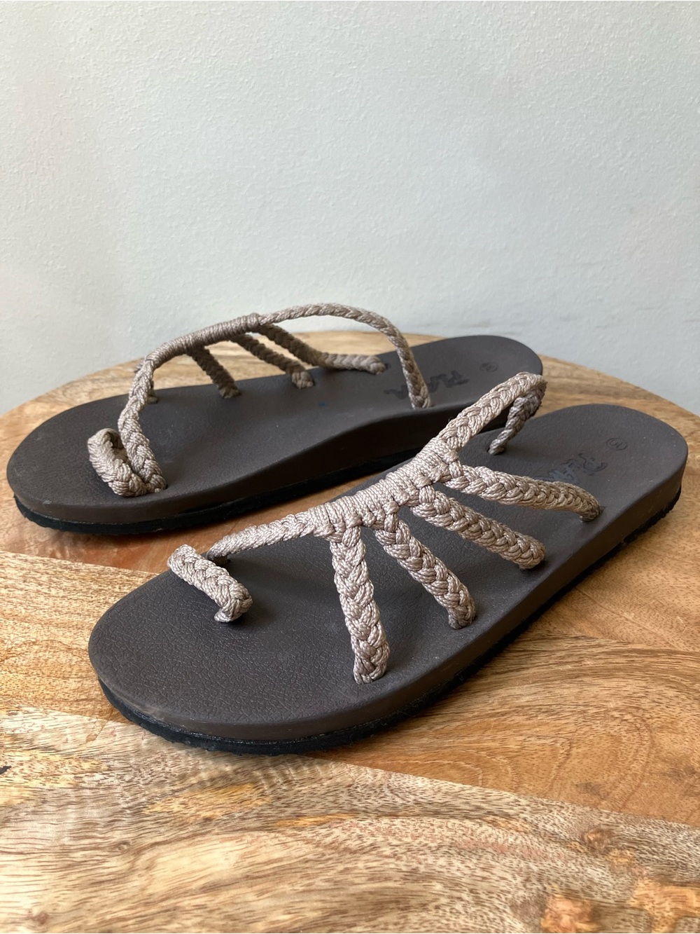 Plaka | Relief Flip Flops for Women with Arch Support Brazilian Sand